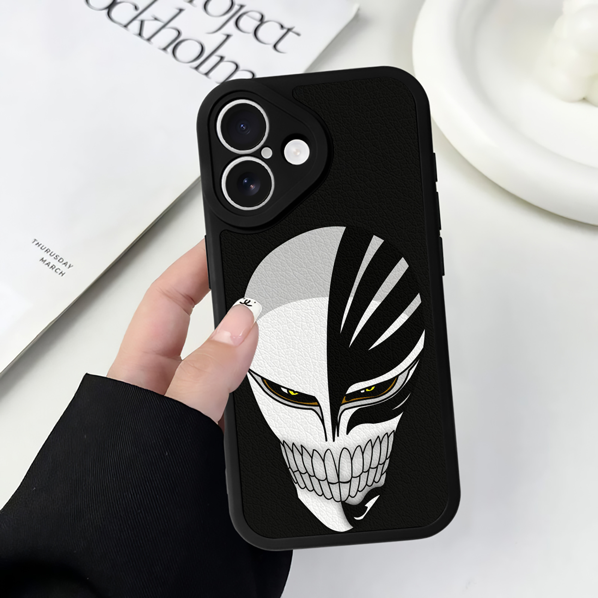 ブリーチ 黒崎一護（くろさき いちご）BLEACH Kurosaki Ichigo 【iPhone 16シリーズ対応】シリコンスマホケース（レザー調） 材質：シリコン